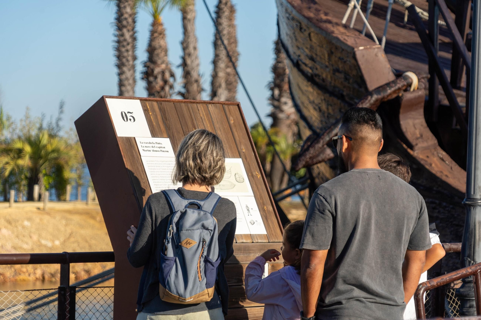 La jornada de puertas abiertas en el Muelle de las Carabelas en imágenes