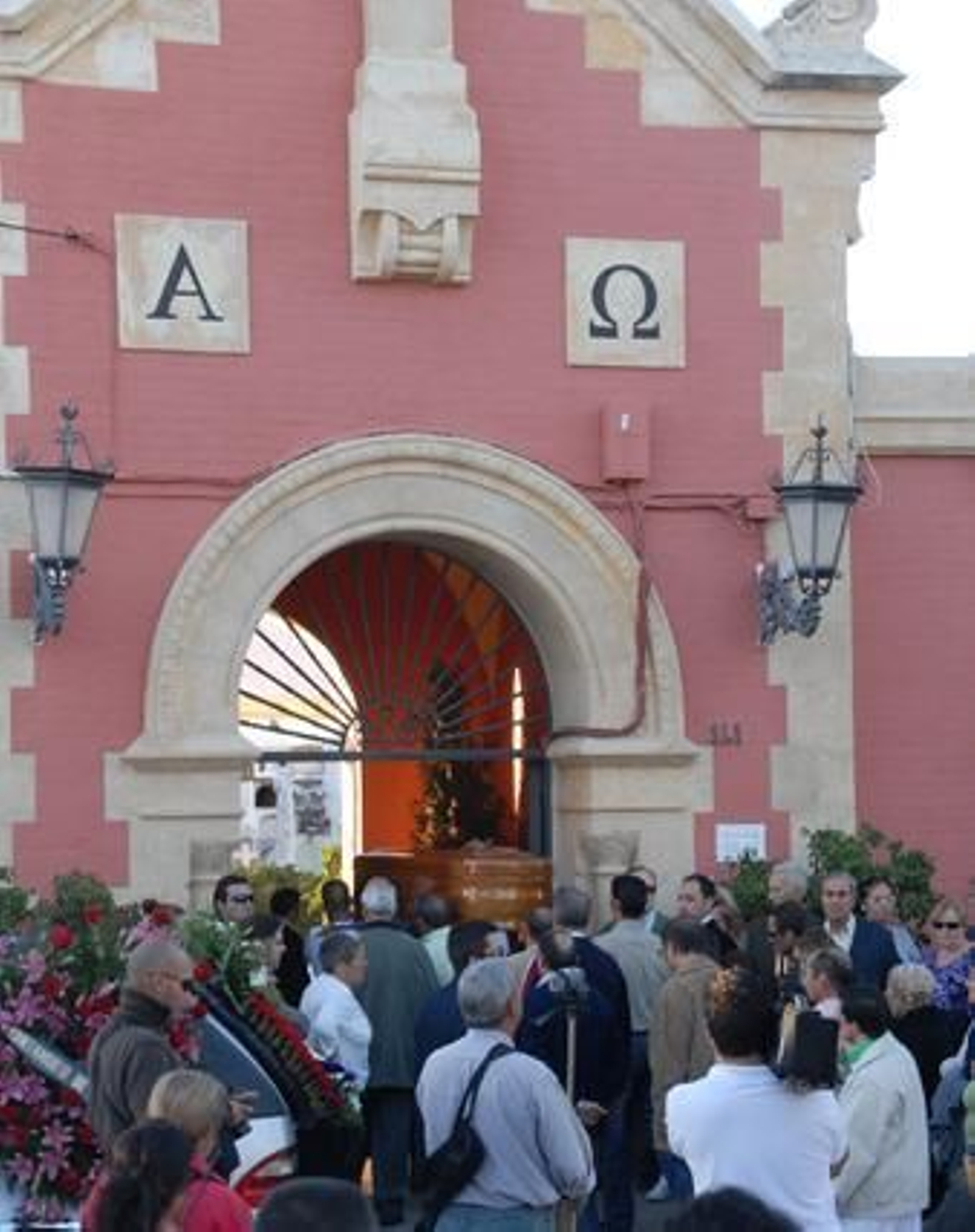 Amigos y familiares dan su último adiós al funcionario del Ayuntamiento isleño Manuel Pereira Fontao, asesinado el sábado.

Foto: Rioja