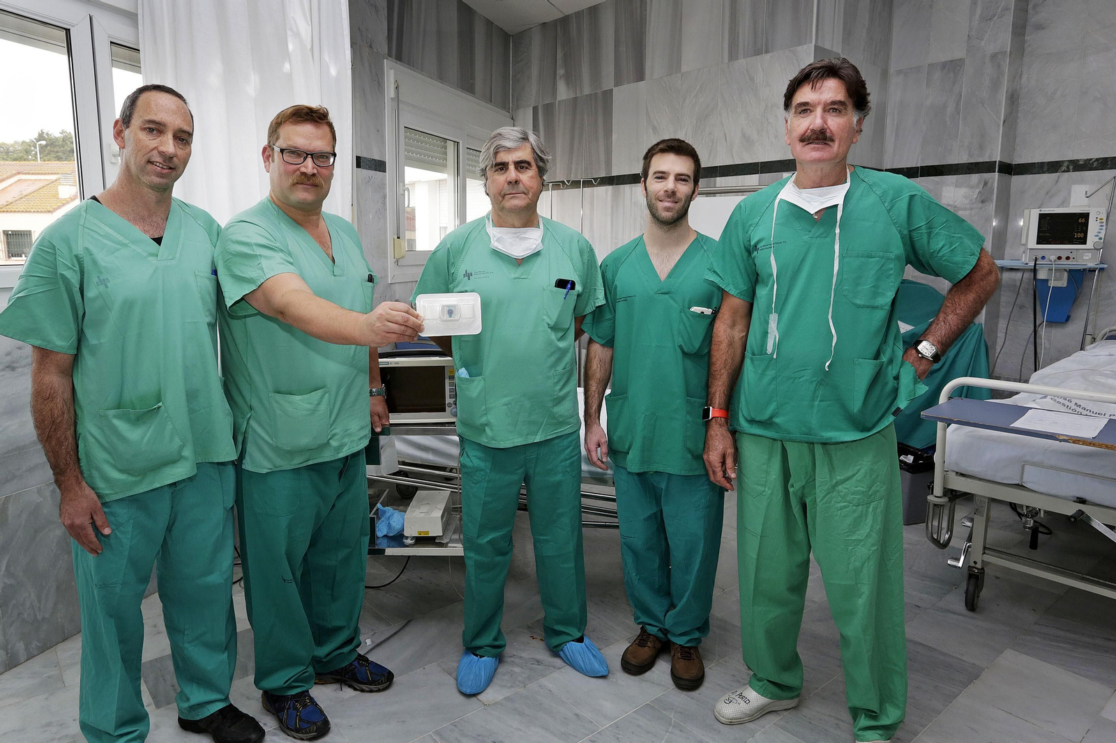 El equipo hispano-israelí de Guide In muestra su dispositivo en el hospital Santa María del Mar, de El Puerto.