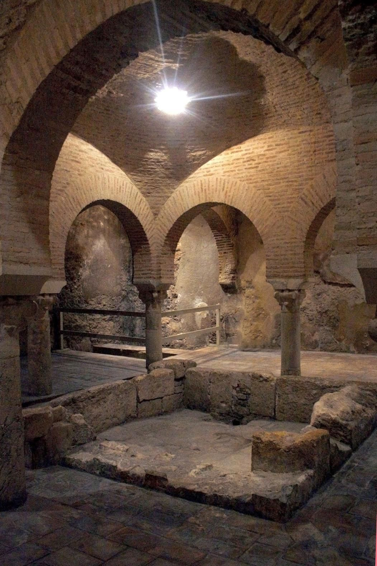 La sala templada de los Baños Árabes de Jaén, donde cuenta la leyenda que fue asesinado el rey Alí.