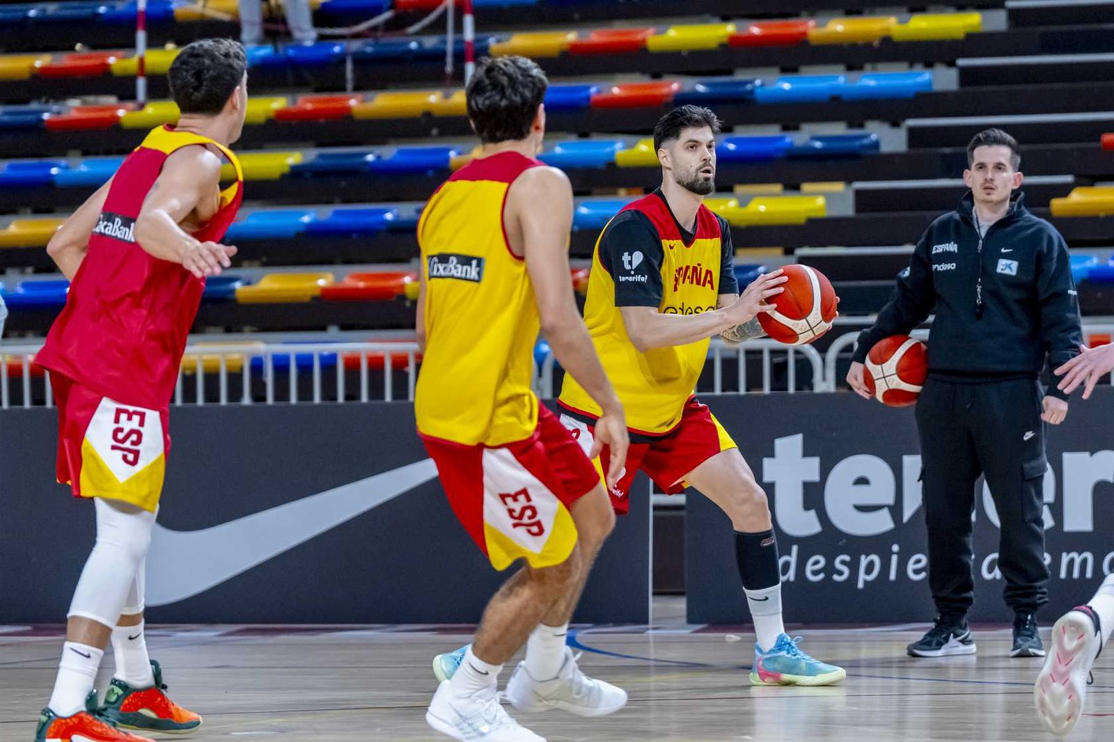 Alberto Díaz, Francis Alonso y Paco Aurioles, en la primera España de Chus Mateo