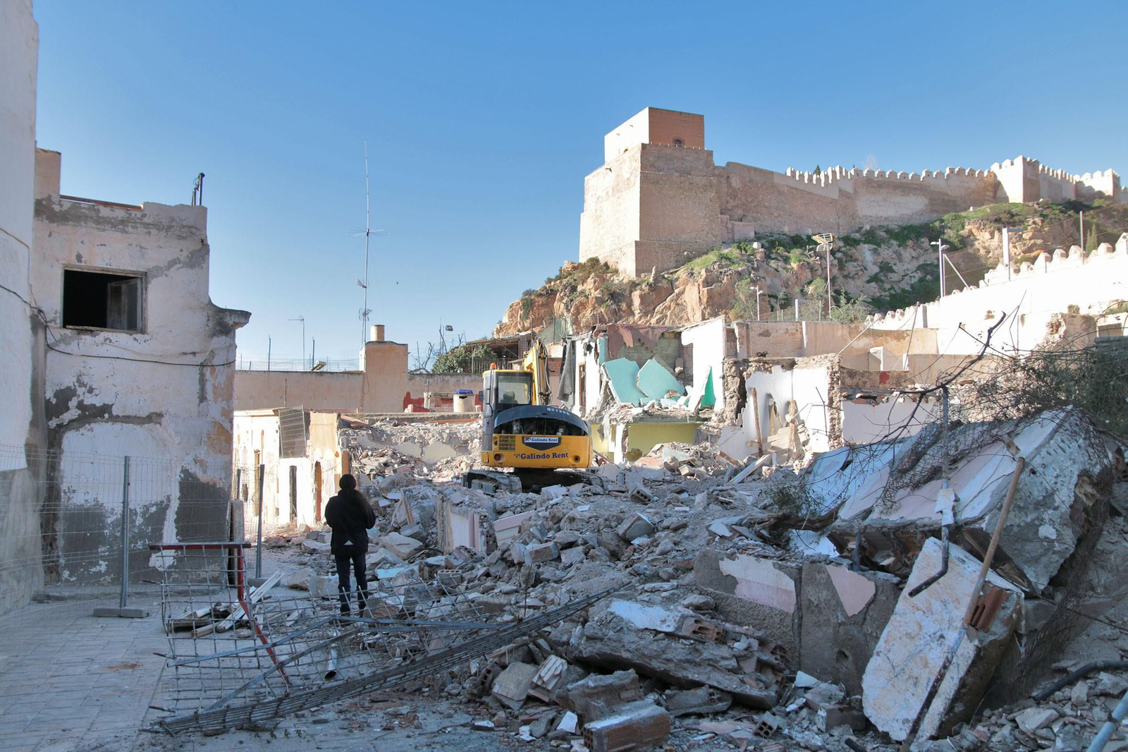 Las imágenes del derribo de las casas del entorno de la Alcazaba