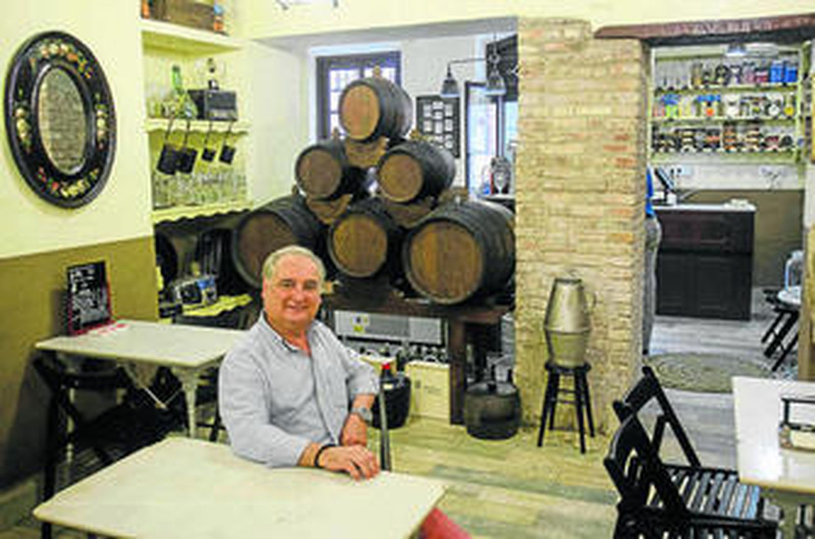 Juan Carlos Borrell, uno de los dos socios de La Sorpresa, sentado ante uno de los veladores de mármol comprados al dueño de Las Banderas.