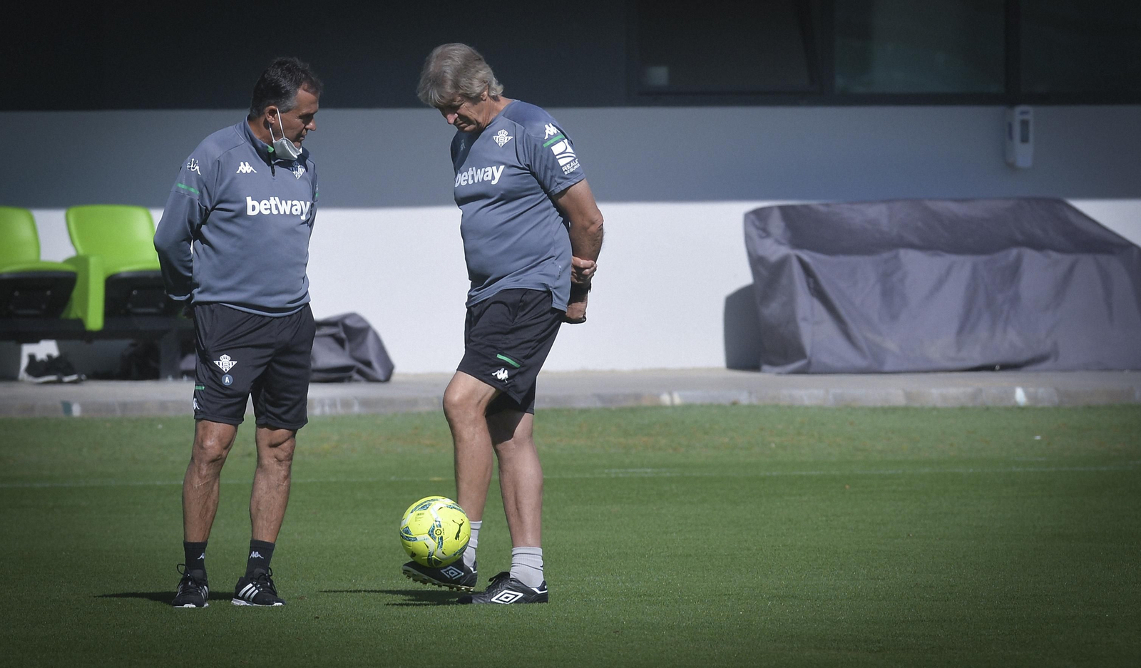 Manuel Pellegrini dialoga con Alexis durante el final de la temporada.