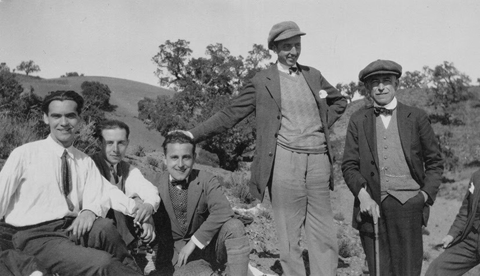 Excursión por la provincia de Granada. De derecha a izquierda: Manuel de Falla, José Segura, Antonio Luna, Rafael Aguado y Federico García Lorca. Archivo Manuel de Falla.