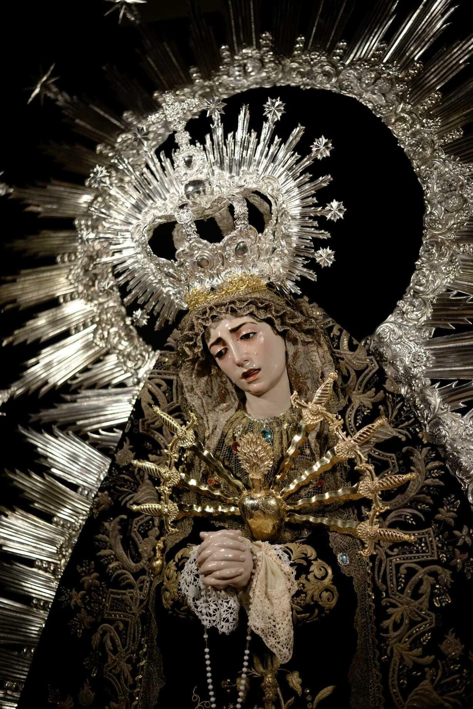 La Virgen de los Dolores con ráfaga para su besamanos