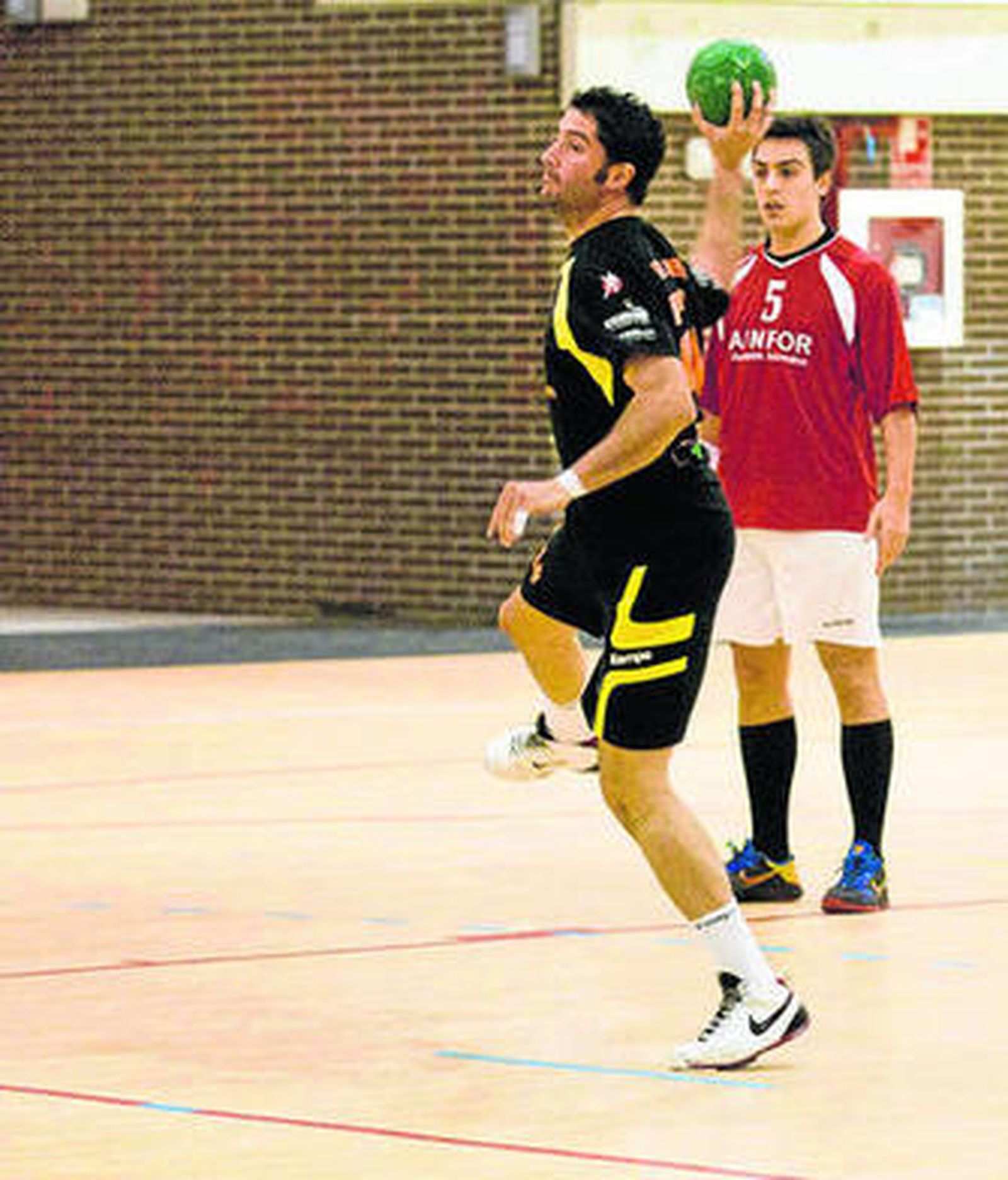 Un jugador del Innovasur se dispone a lanzar un penalti.