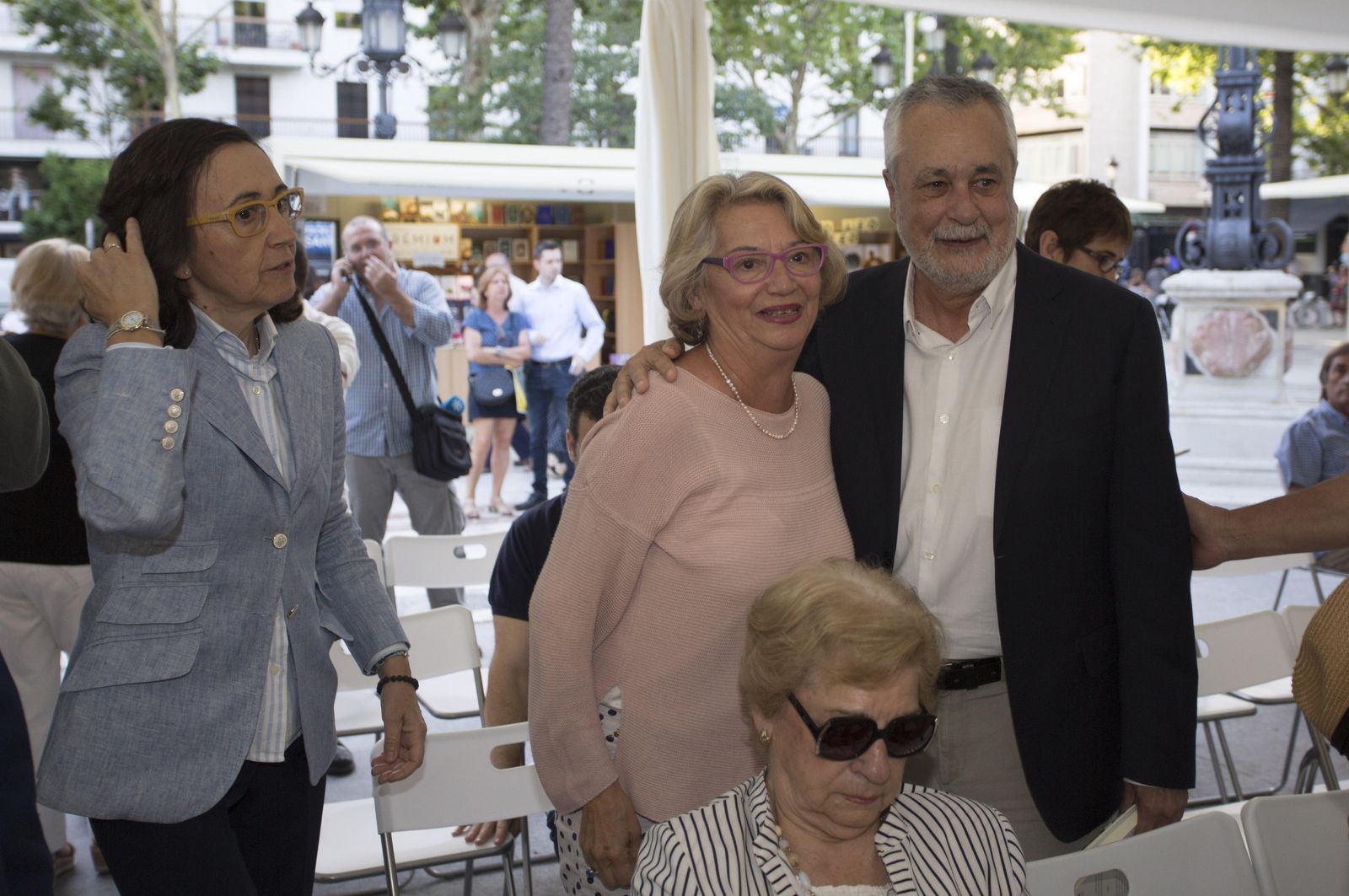 Griñán, con Carmeli Hermosín y Rosa Aguilar, en la presentación del libro de Juan Cruz.