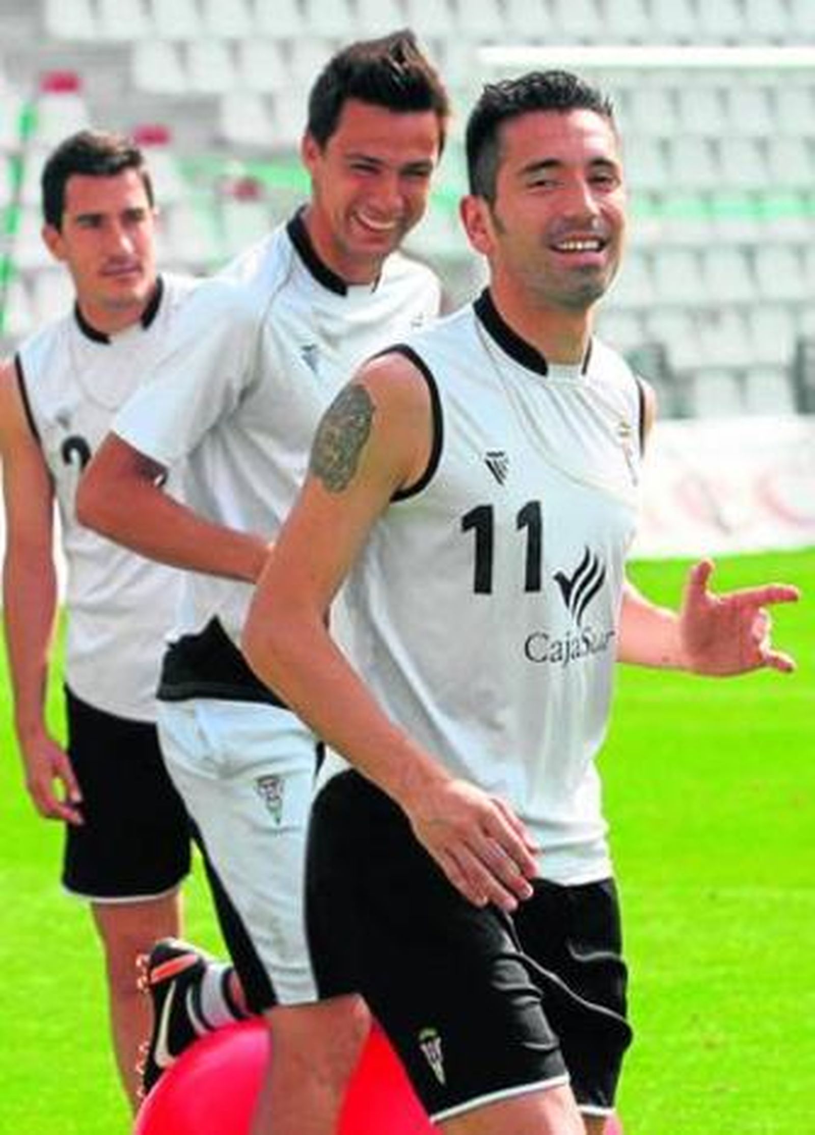 El brasileño Charles sonríe durante una sesión de entrenamiento en El Arcángel, con David Prieto y Cerra detrás.