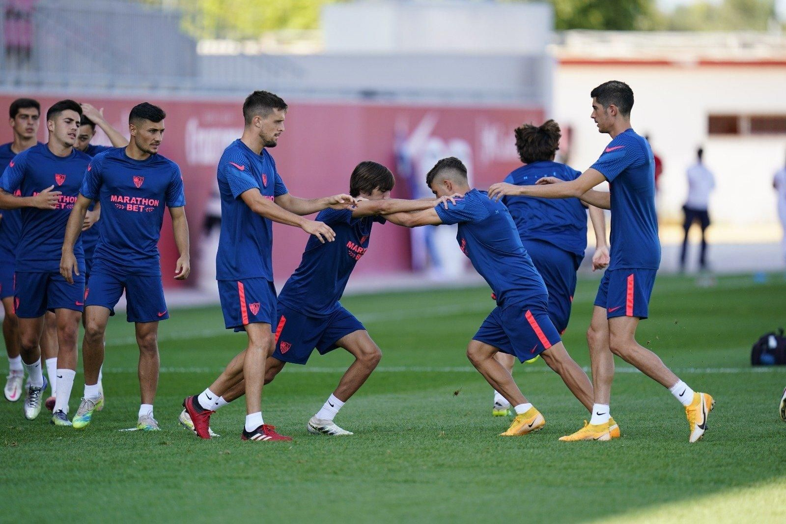 Una imagen del trabajo de los sevillistas, con Carlos Fernández entre ellos.