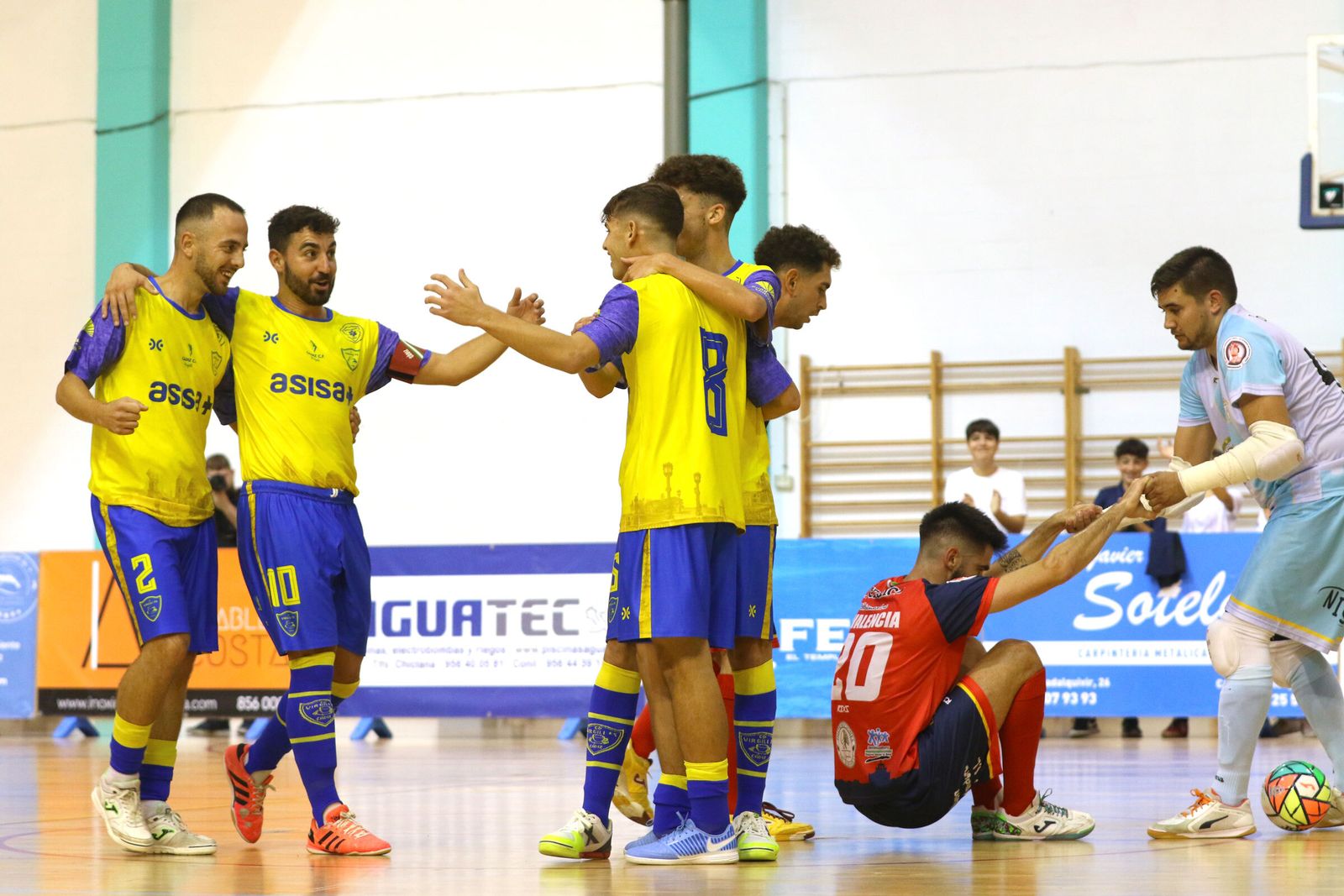 Los jugadores del Cádiz CF Virgili celebran uno de los tantos ante el AD Granja Futsal (10-3)
