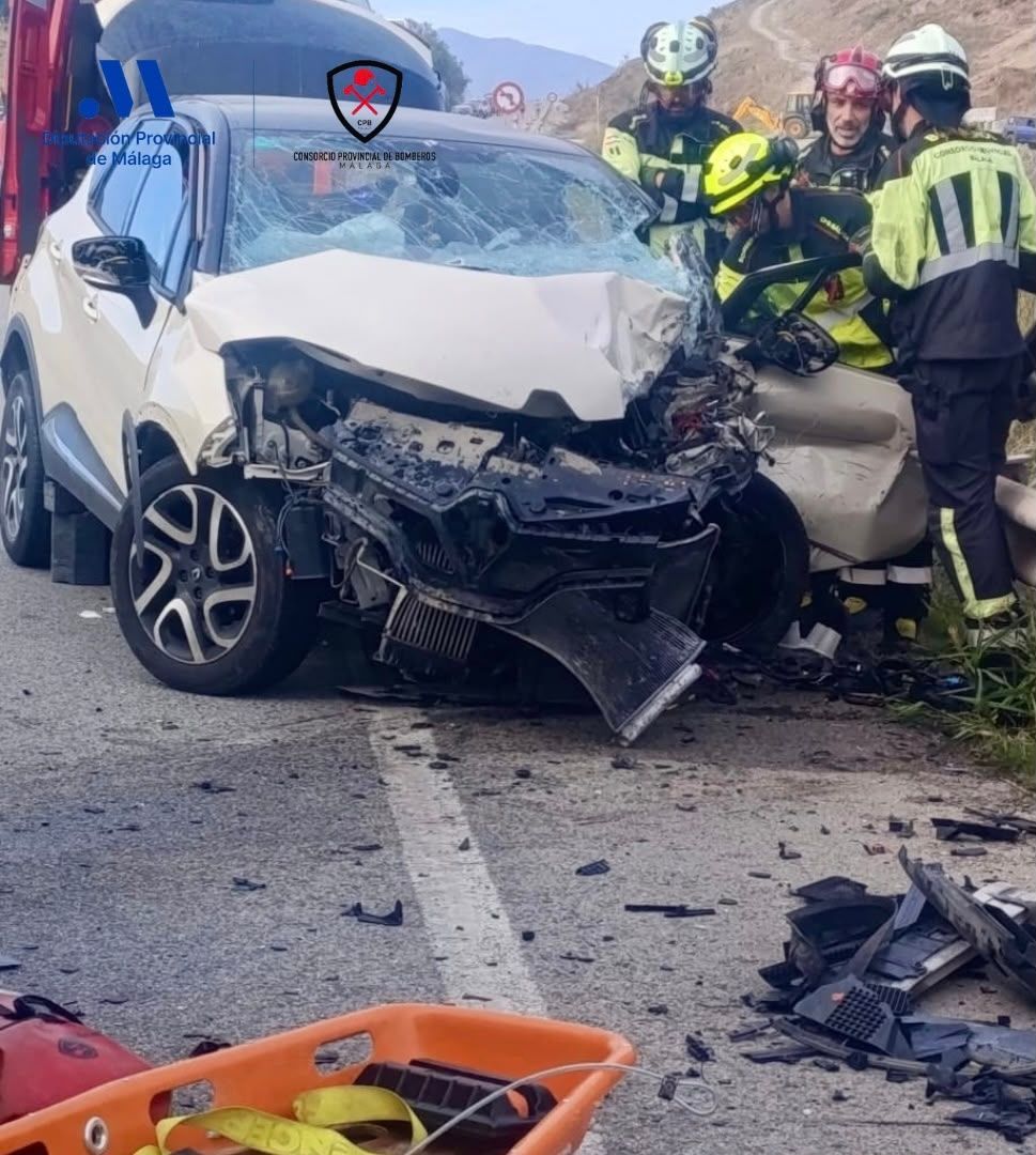 Dos heridos en una colisión frontal en la carretera de Cártama
