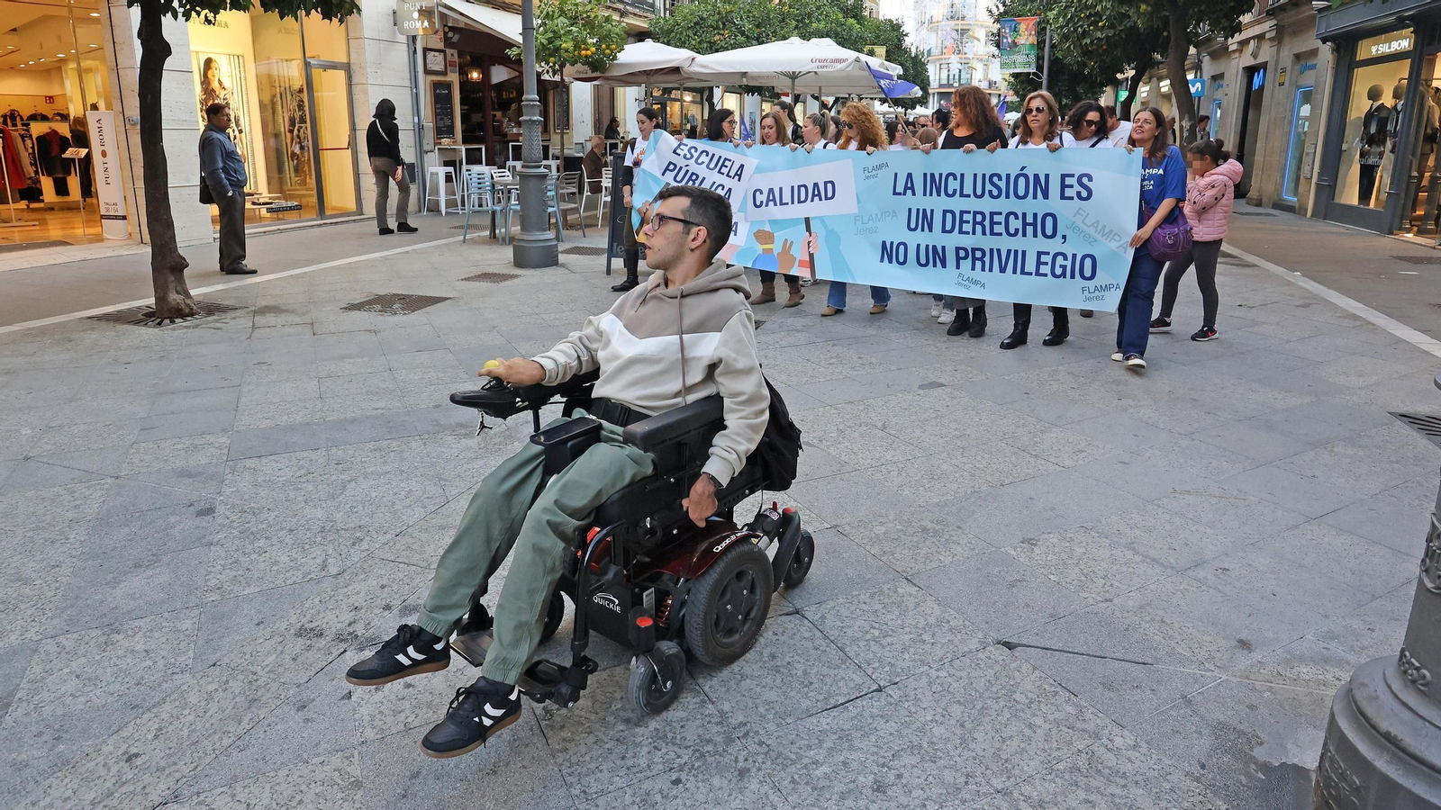 Manifestación de la Flampa de Jerez contra las faltas de recursos por necesidades especiales
