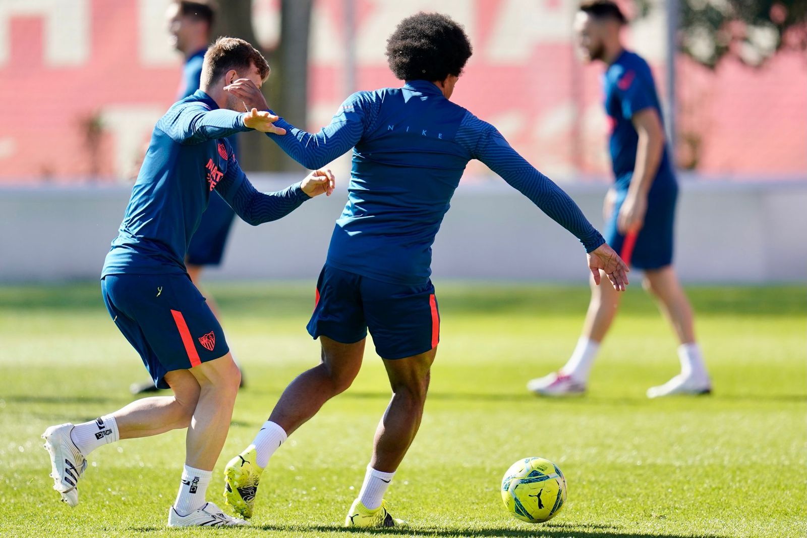 Koundé , que regresó al trabajo, es presionado por Rakitic.