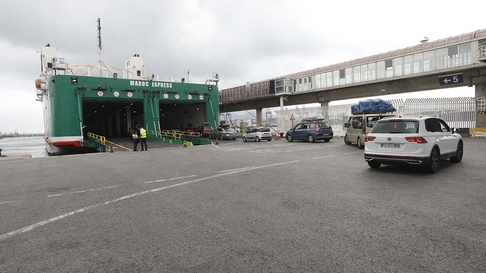 Varios vehículos embarcan en el Puerto de Algeciras este domingo. Varios vehículos embarcan en el Puerto de Algeciras este domingo.