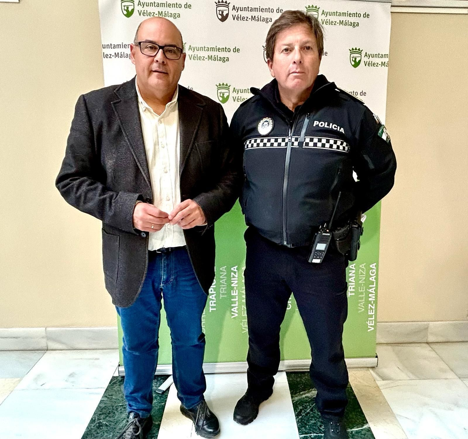 El alcalde de Vélez-Málaga, Jesús Lupiáñez, junto al jefe de la Policía Local, José Andrés Montoya El alcalde de Vélez-Málaga, Jesús Lupiáñez, junto al jefe de la Policía Local, José Andrés Montoya