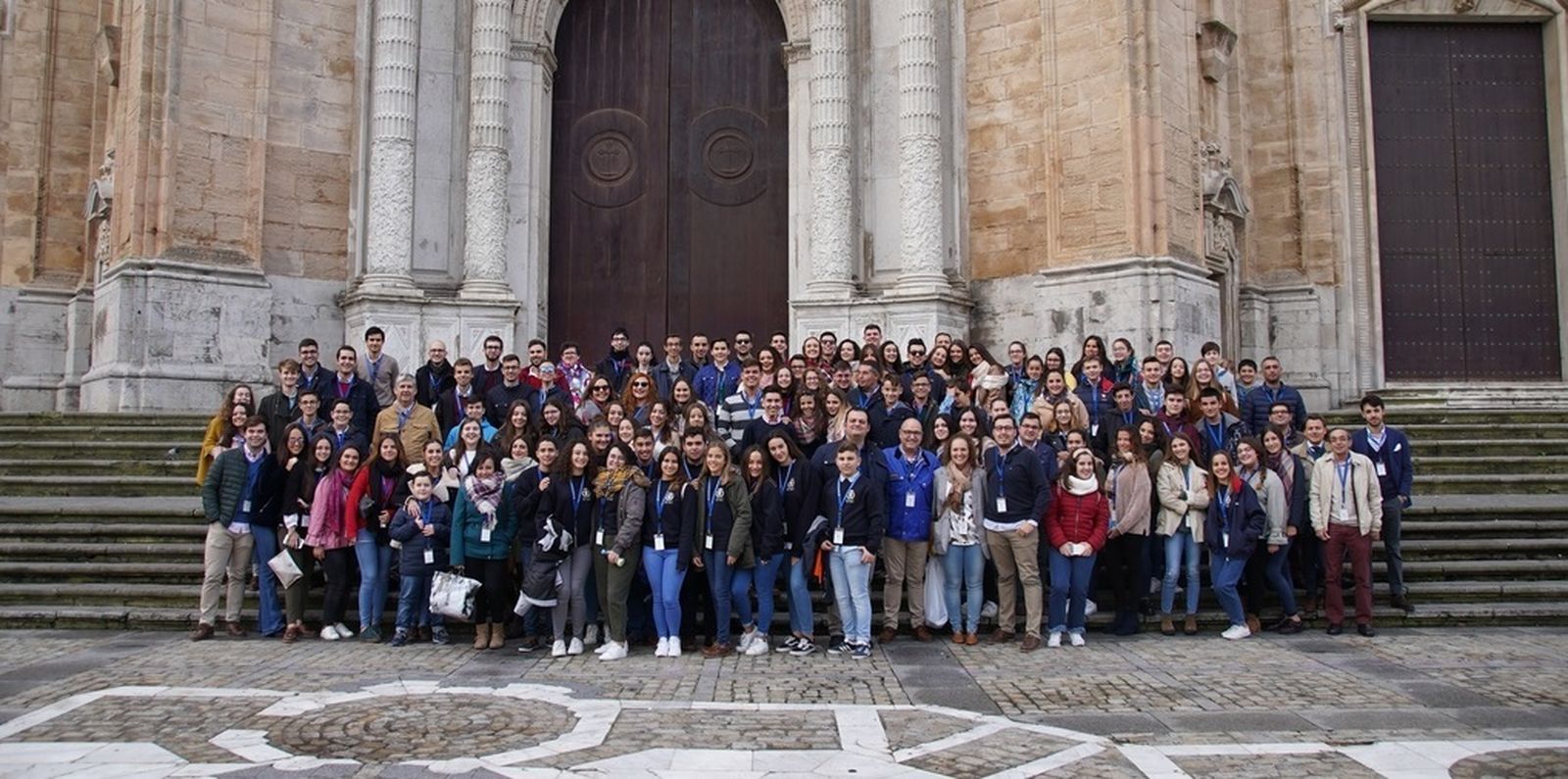 Foto de familia de los jóvenes cofrades y organizadores del encuentro de 2018 ante la Catedral de Cádiz.