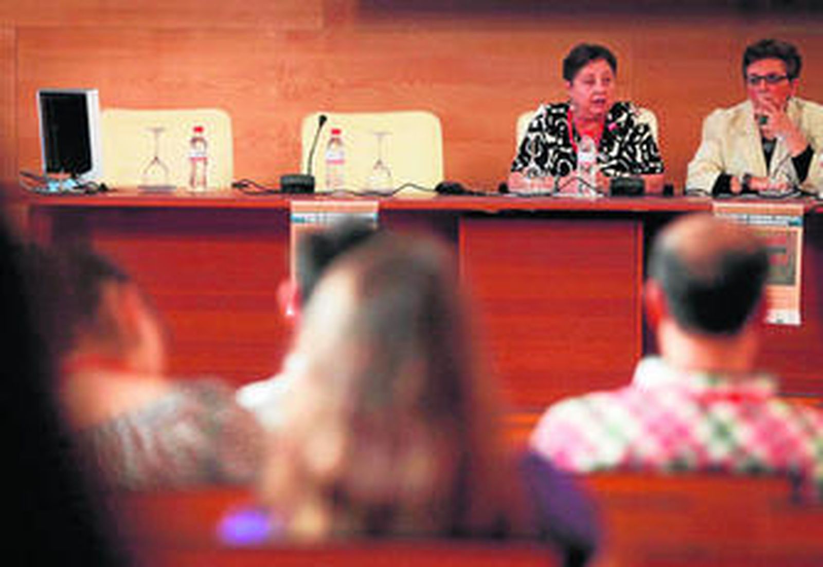 Un momento de la intervención ayer de la profesora Ángels Santa, en el campus.