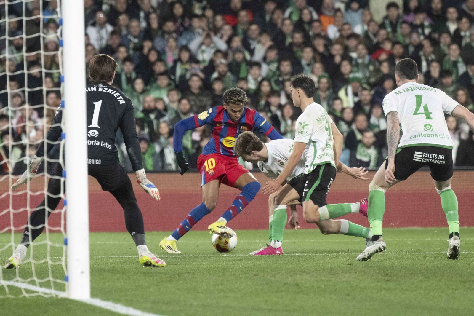 Lamine Yamal intenta un regate dentro del área del Racing.