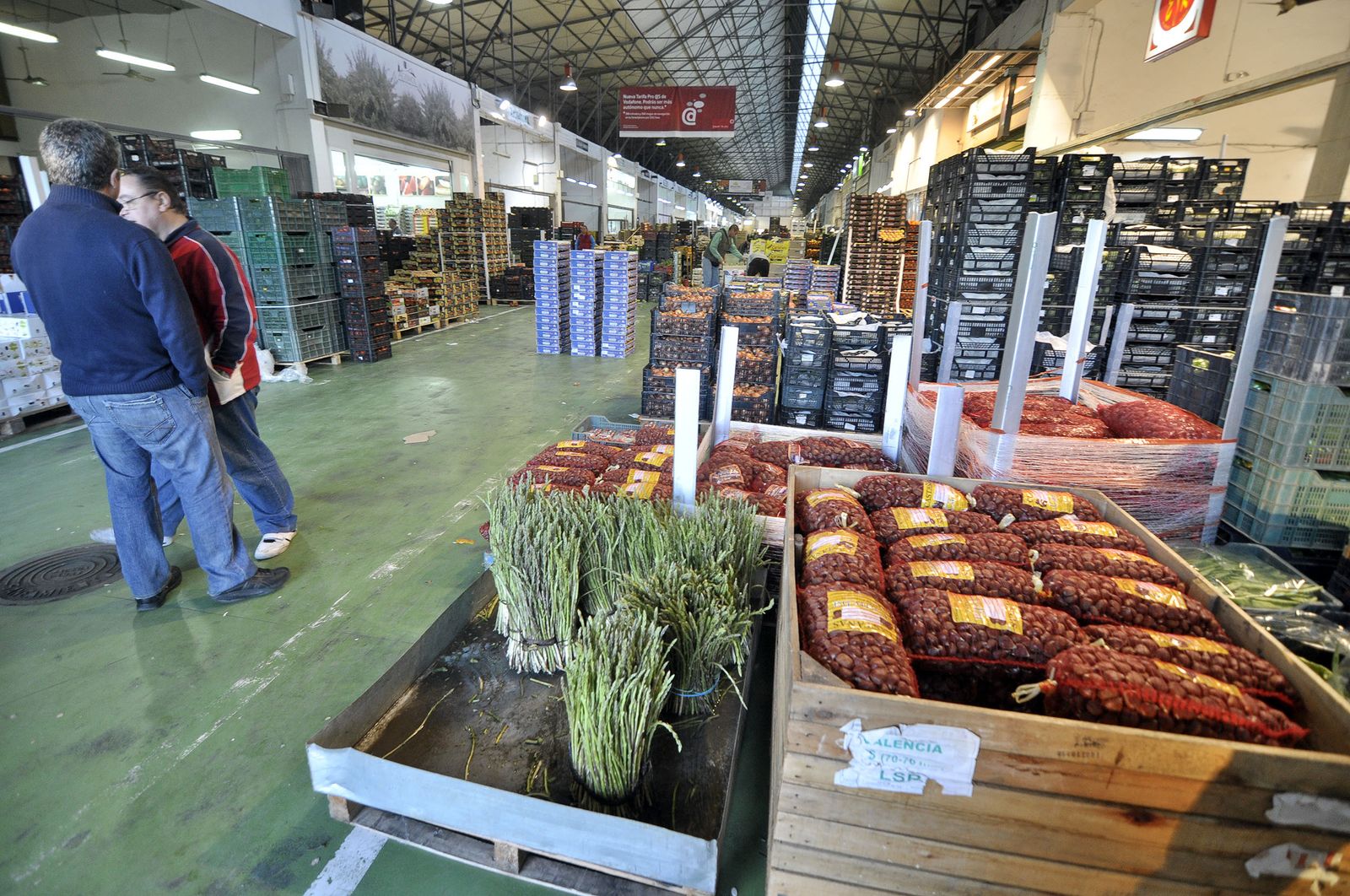 Varios puestos de frutas y hortalizas en el interior de Mercasevilla.