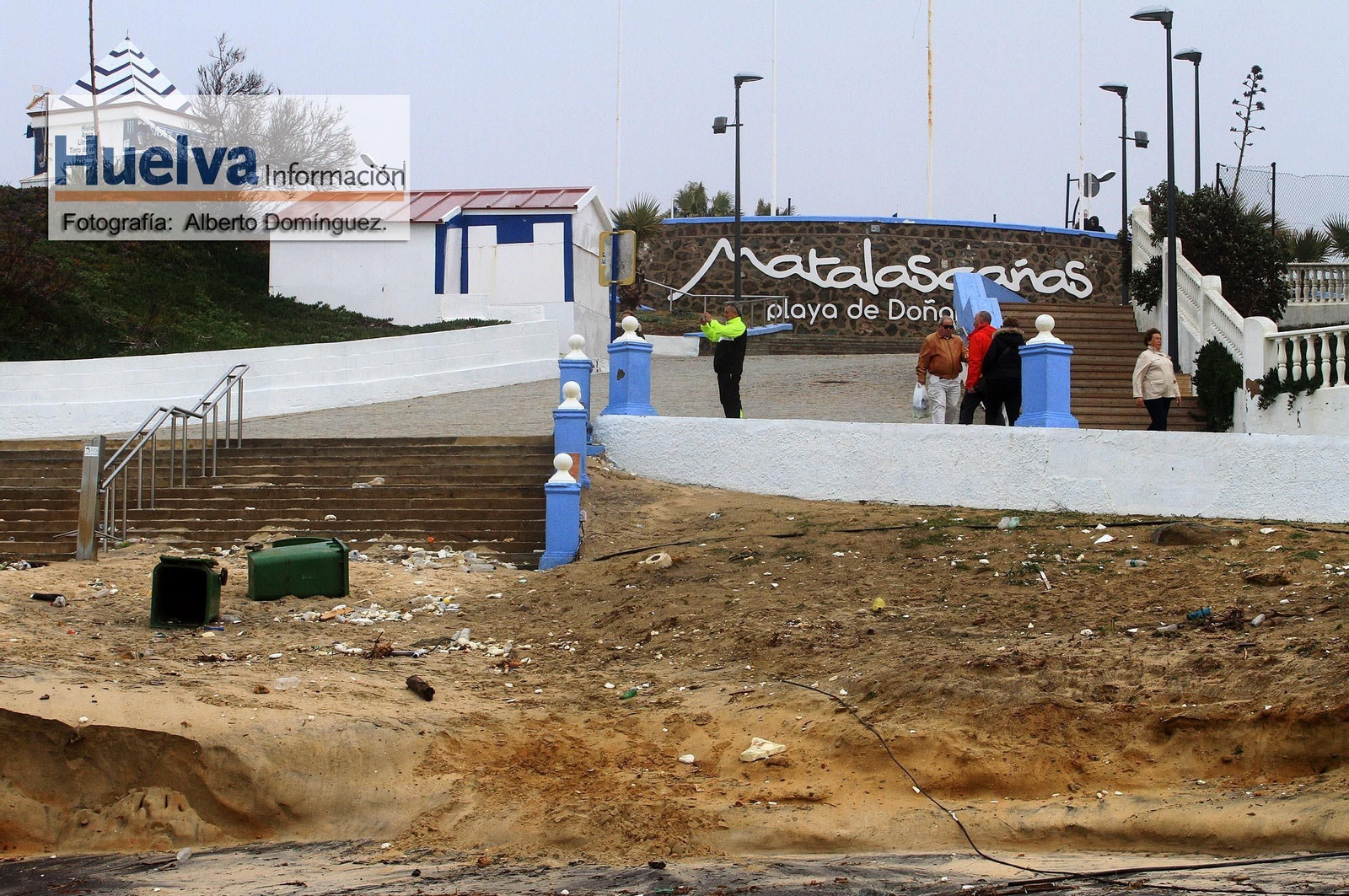 Imágenes del temporal de viento y lluvia en la playa de Matalascañas