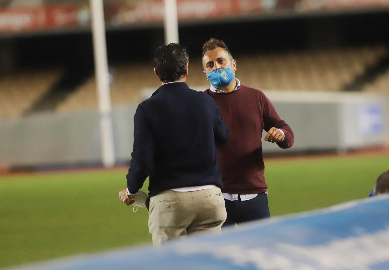 Joaquín Poveda saluda a  Bolli al final del encuentro.