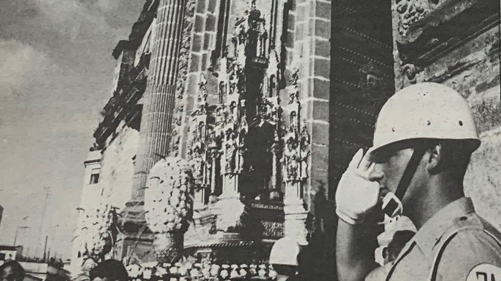 Un Policía Militar saluda marcialmente la salida de la custodia de la Catedral.