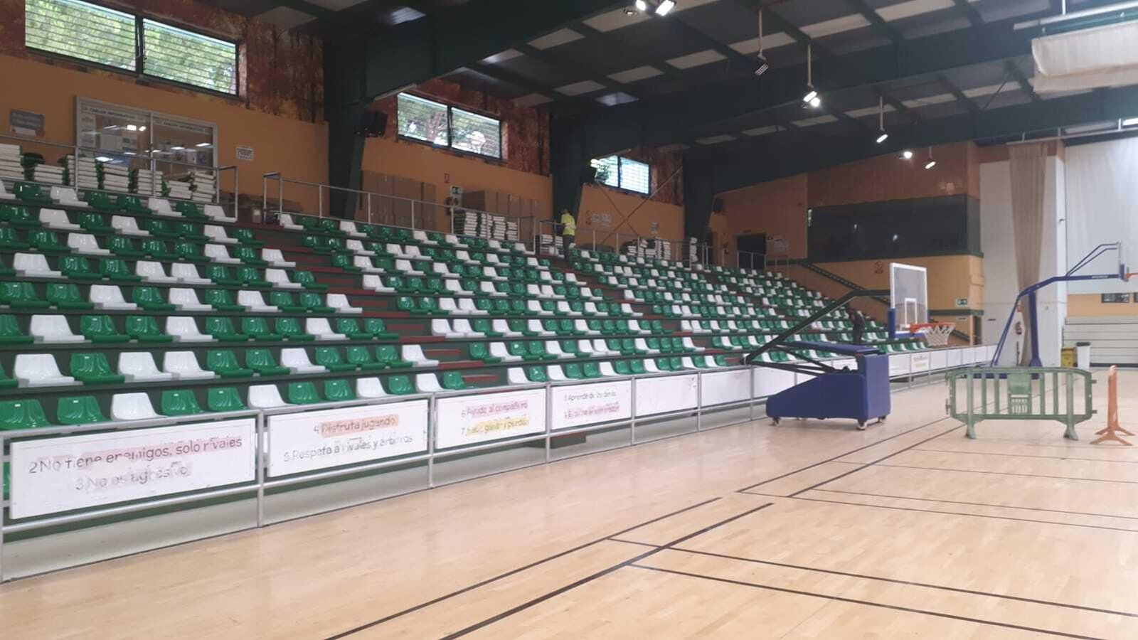 La grada del pabellón del Parque con los asientos ya instalados.