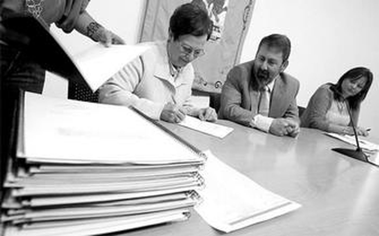 Gabriel Almagro y Silvia López suscribieron convenios con 40 comunidades de vecinos.