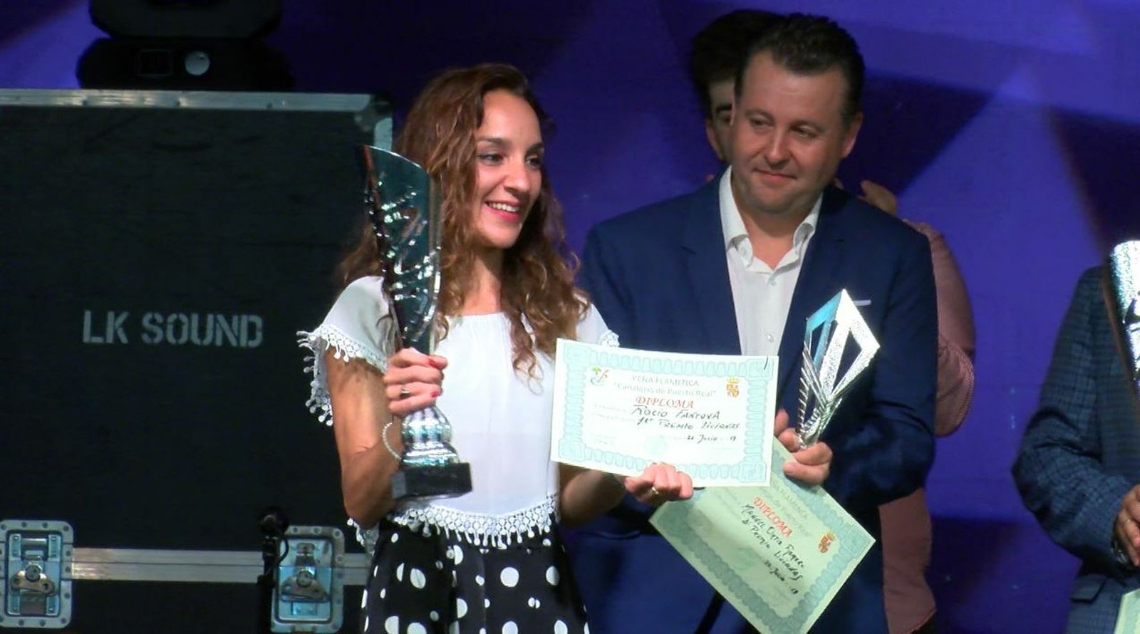 Rocío Fantova tras recoger el primer premio del concurso de cante por livianas