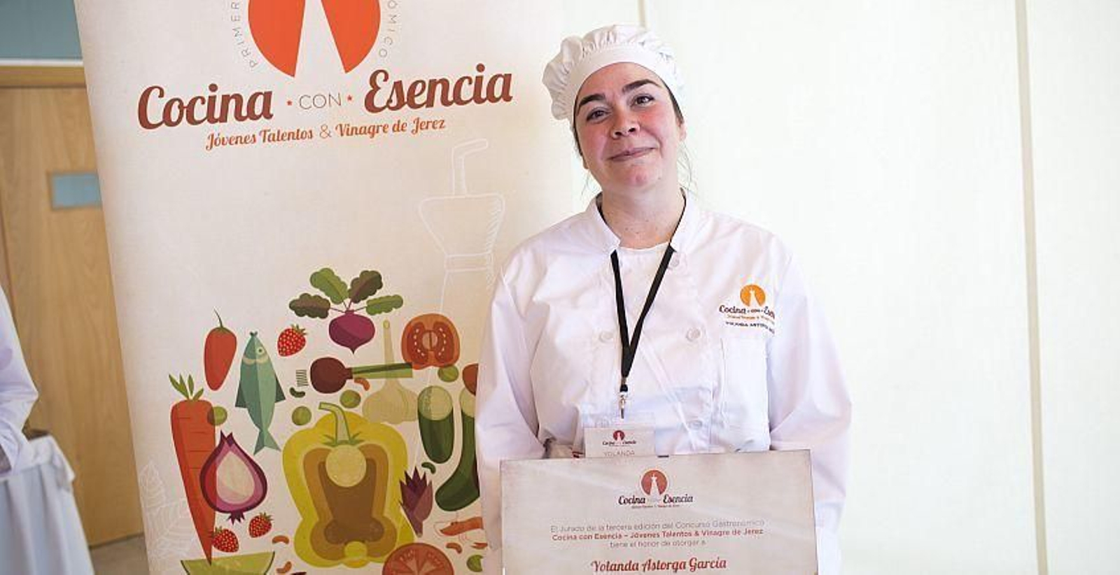 Yolanda Astorga posa con su diploma de ganadora