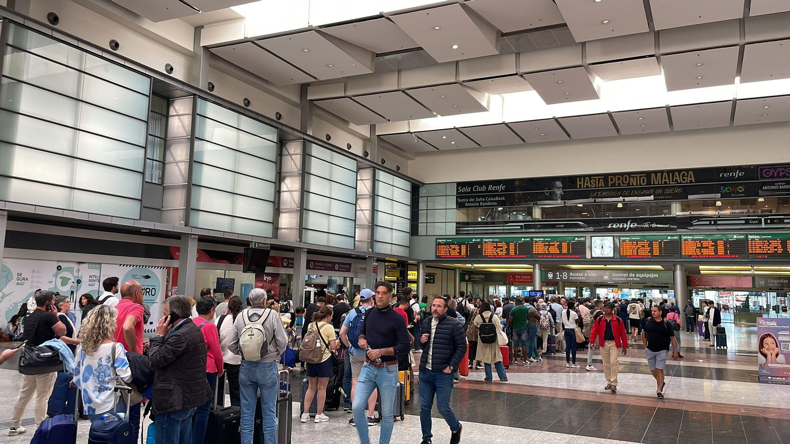 Viajeros del tren a Madrid que salía a las 17:00, sin poder pasar siquiera el control de seguridad 45 minutos más tarde.