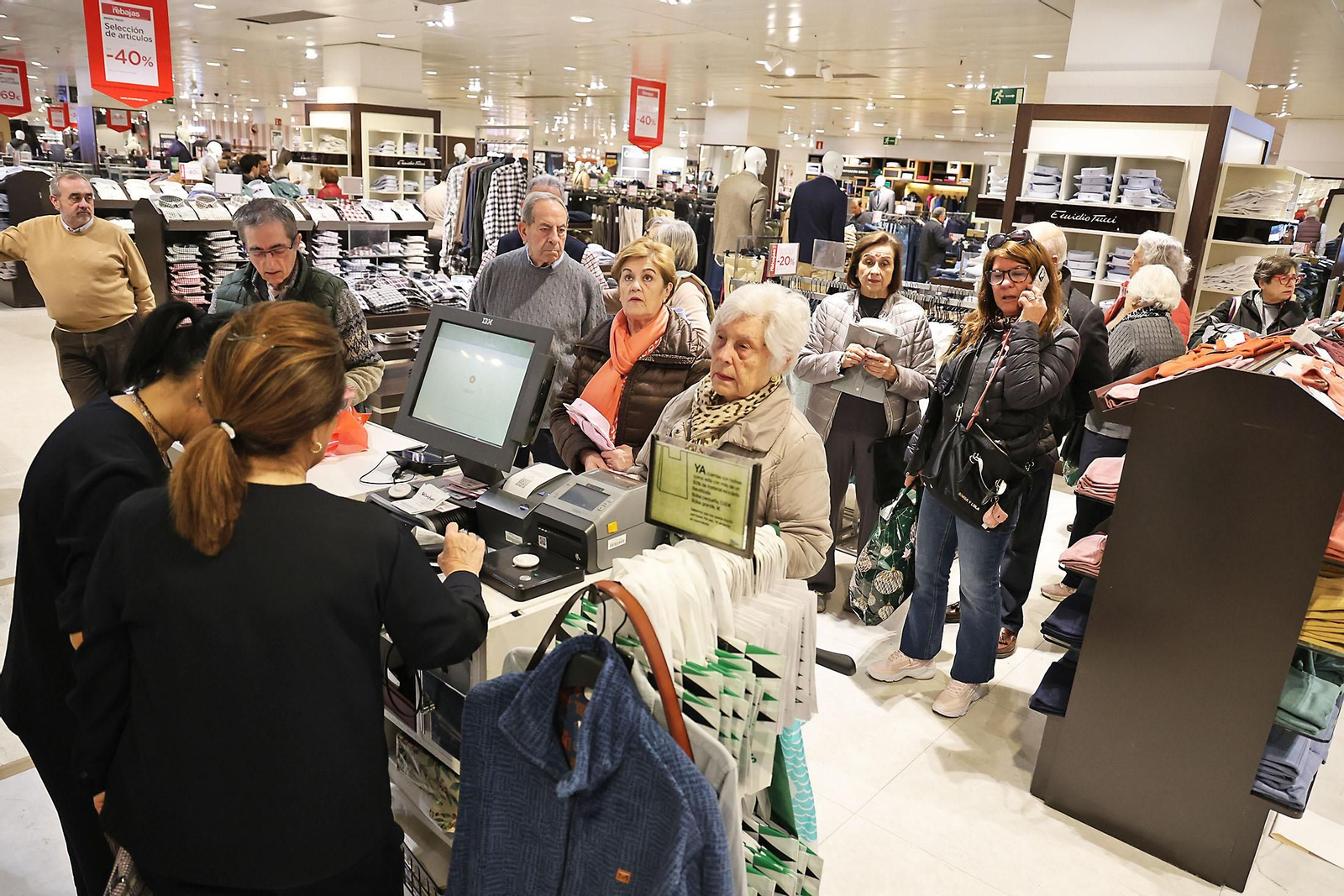 Imágenes del comienzo de las rebajas en Huelva
