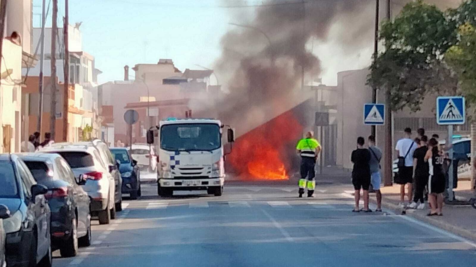 Incendio de un vehículo en San Fernando.