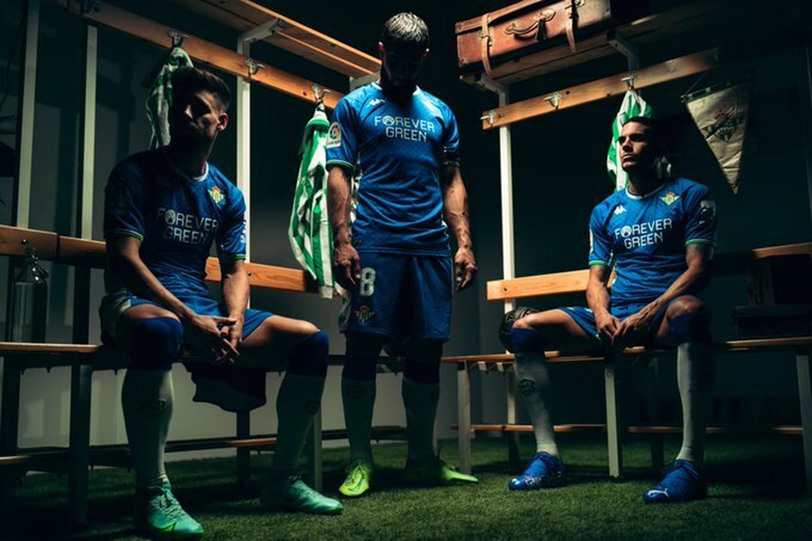 Álex Moreno, Fekir y Bartra posan con la nueva ropa del Betis.