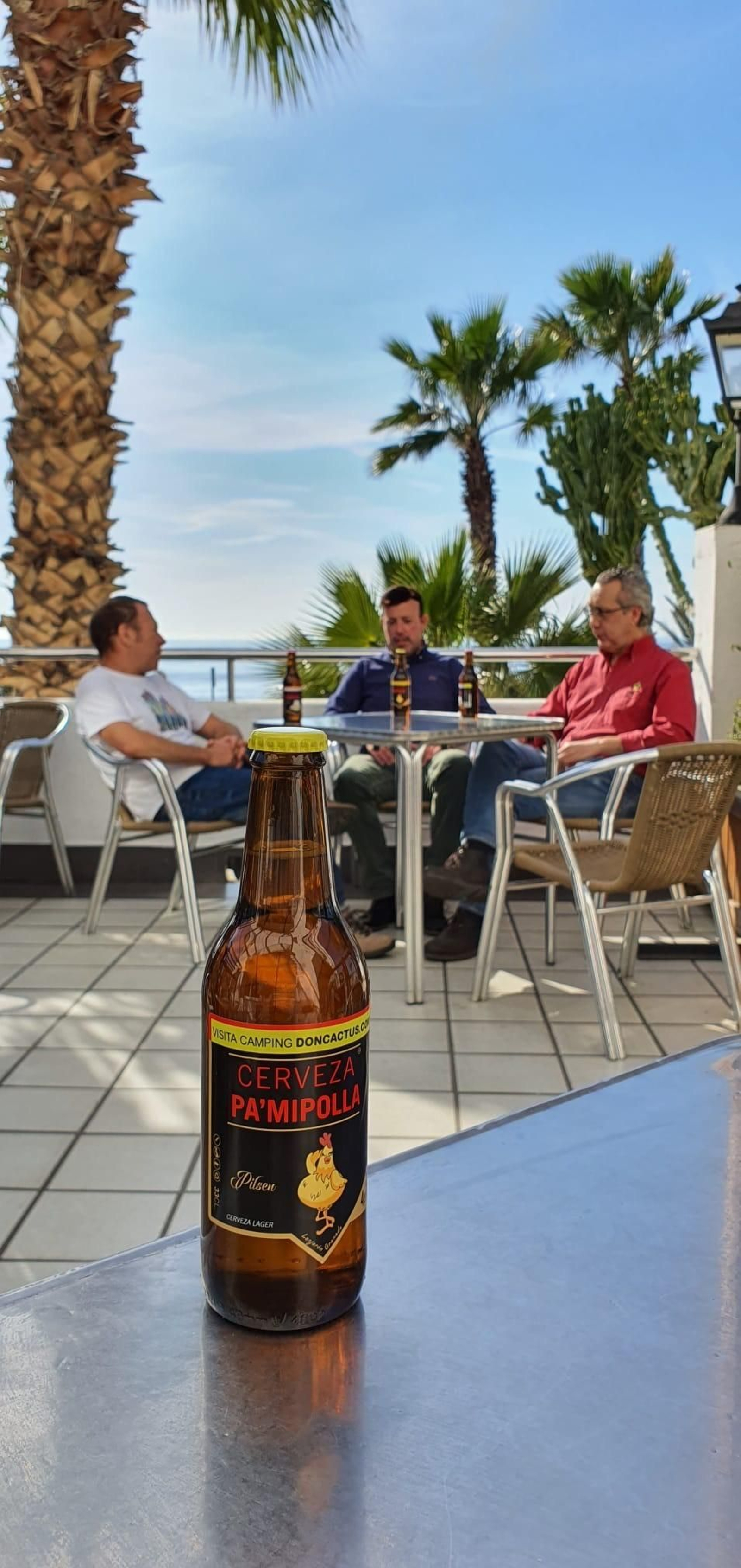 La marca cervecera ya anuncia a otros negocios en su etiqueta.