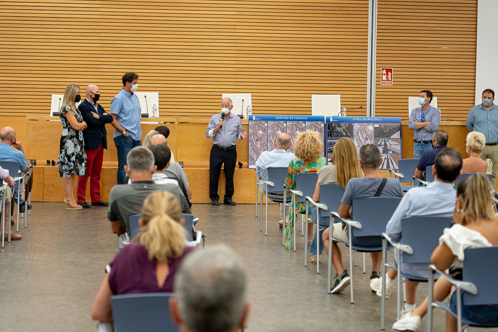 Gabriel Amat ofrece explicaciones a los vecinos de Aguadulce.