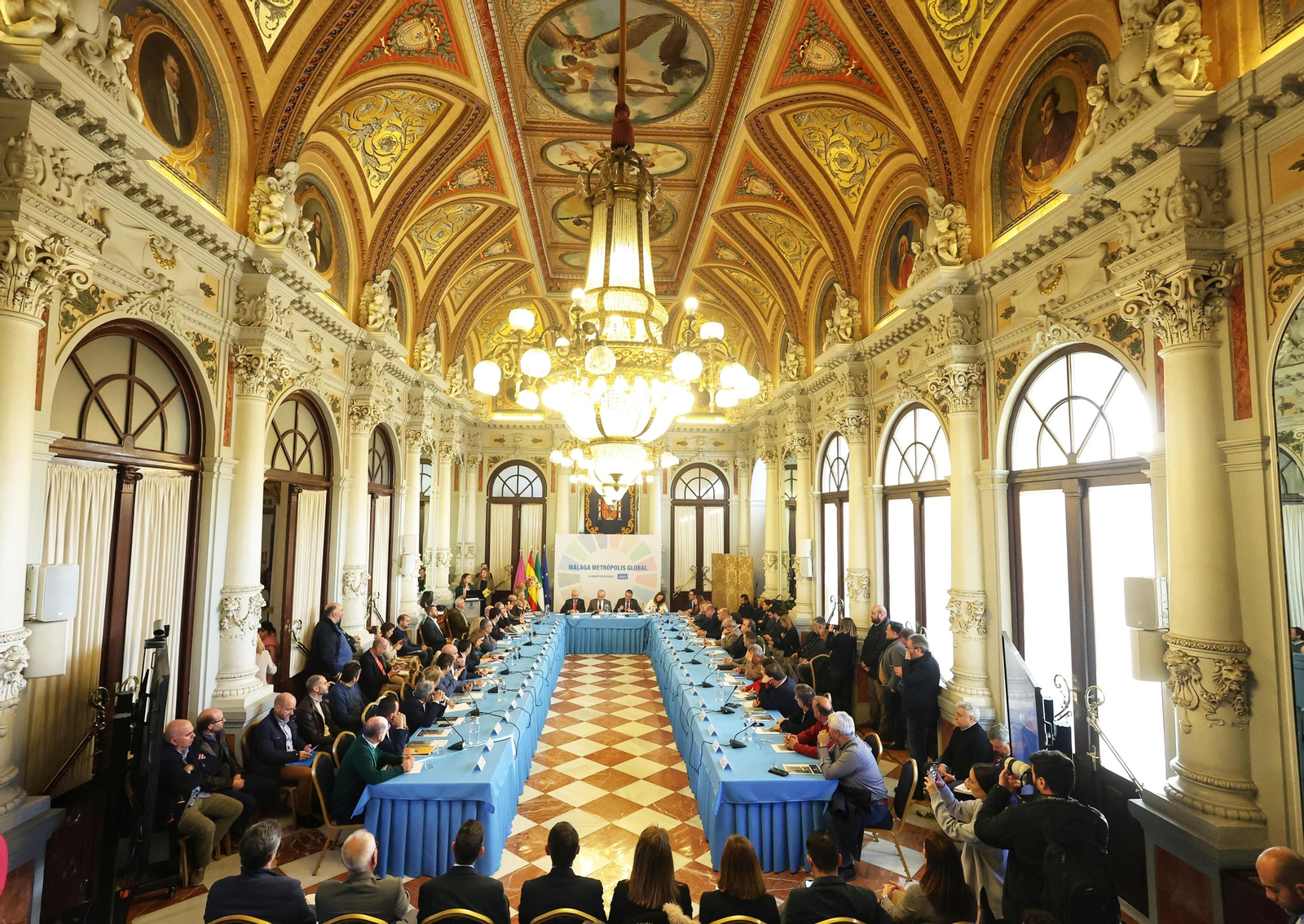 Los alcaldes acompañados de sus técnicos y representantes de Gobierno, Junta y Diputación de Málaga en el foro del agua.
