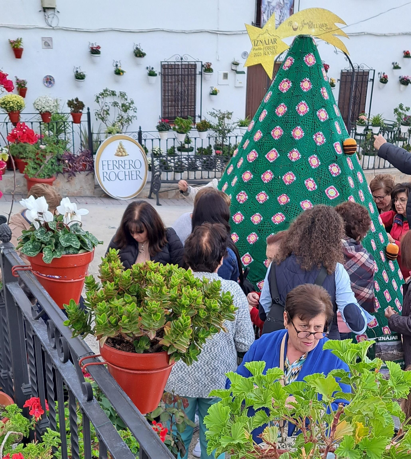 Los bombones tejidos por las mujeres de Iznájar del Ferrero Knitting, en imágenes