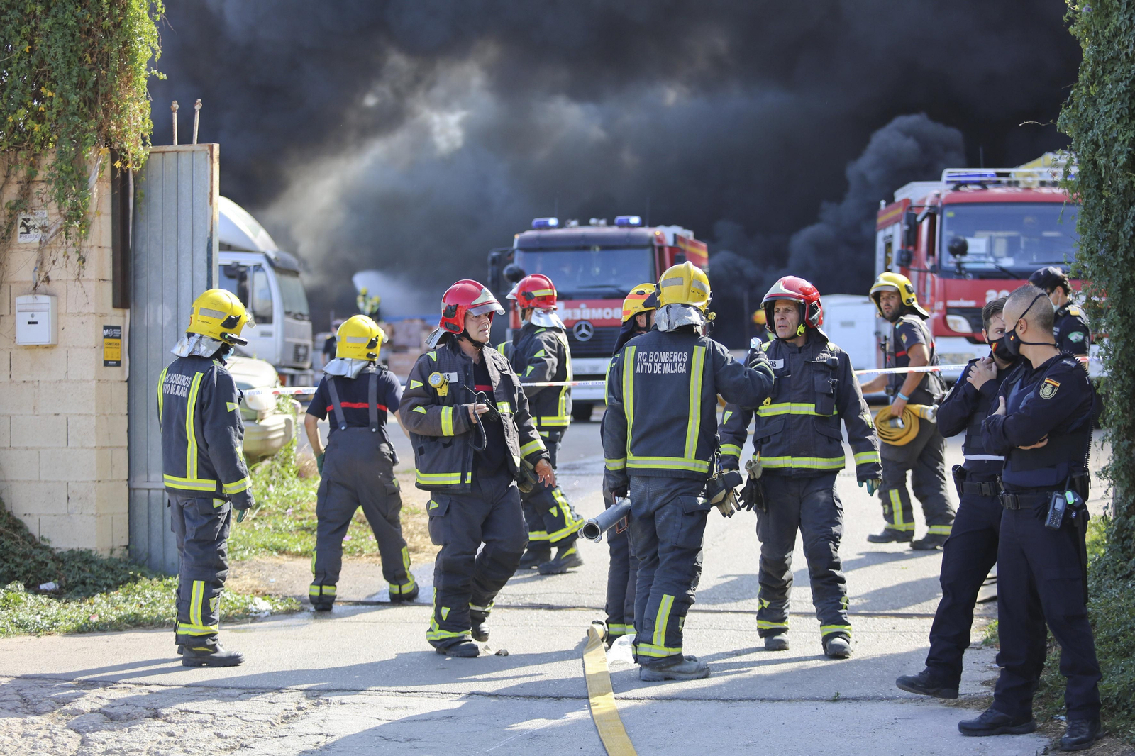 El incendio en el polígono Guadalhorce de Málaga, en fotos