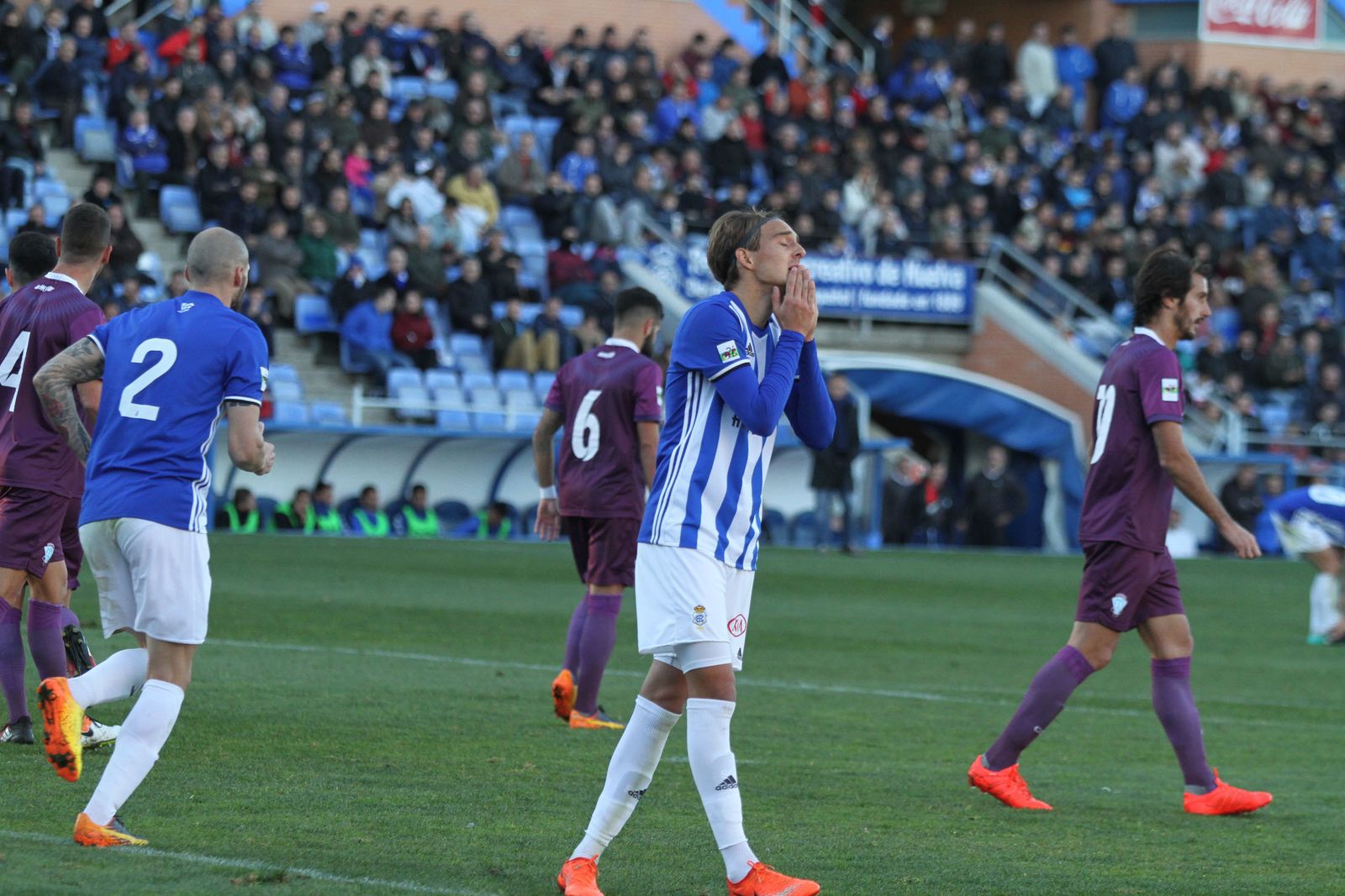 Un jugador recreativista de lamenta de un fallo.