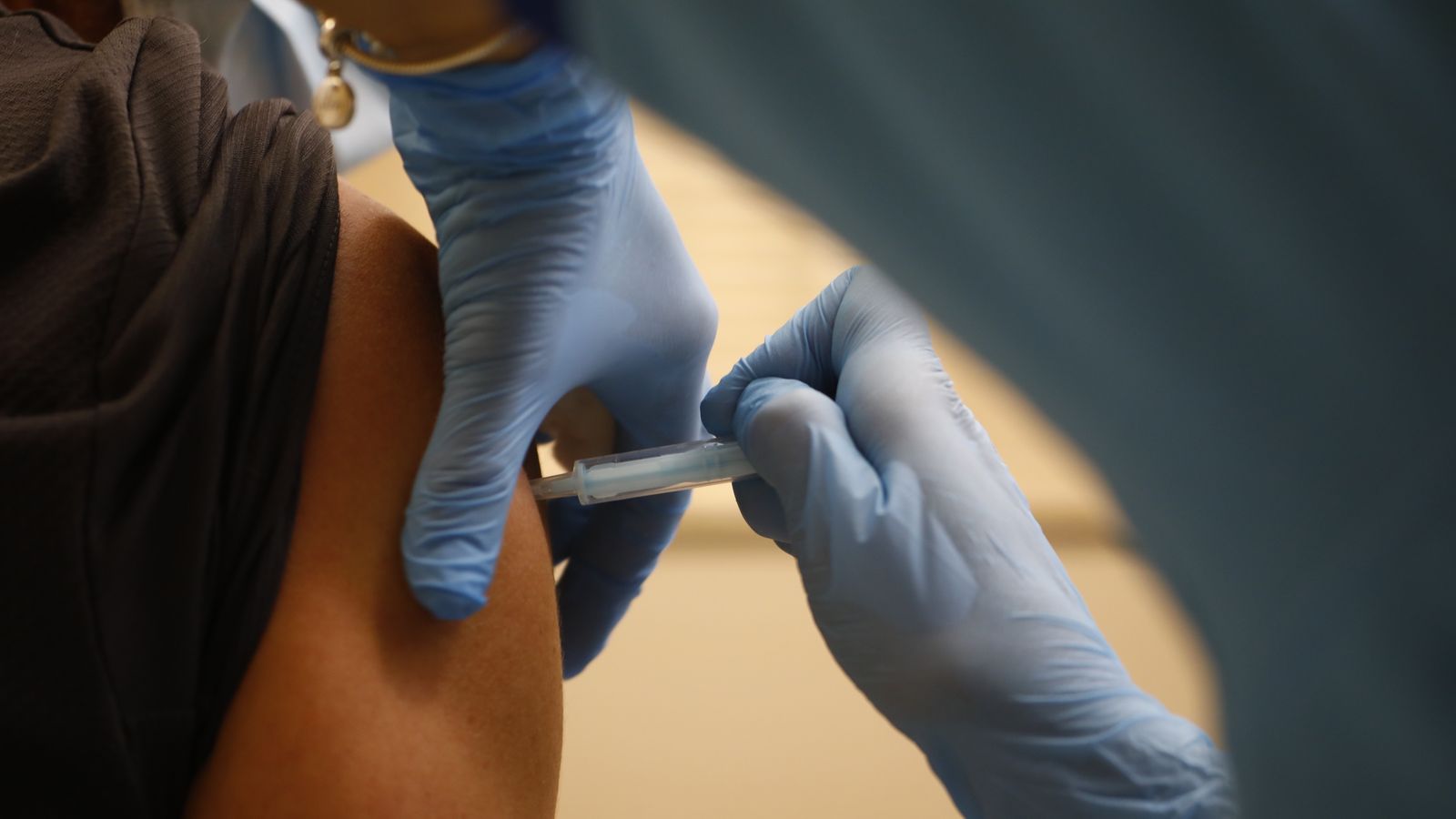 Un profesional administra una vacuna.