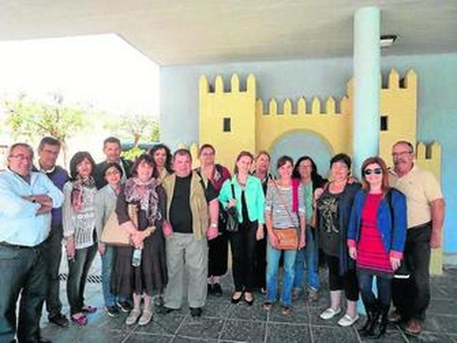 Los visitantes con algunos profesores del IES Puerta de Pechina.