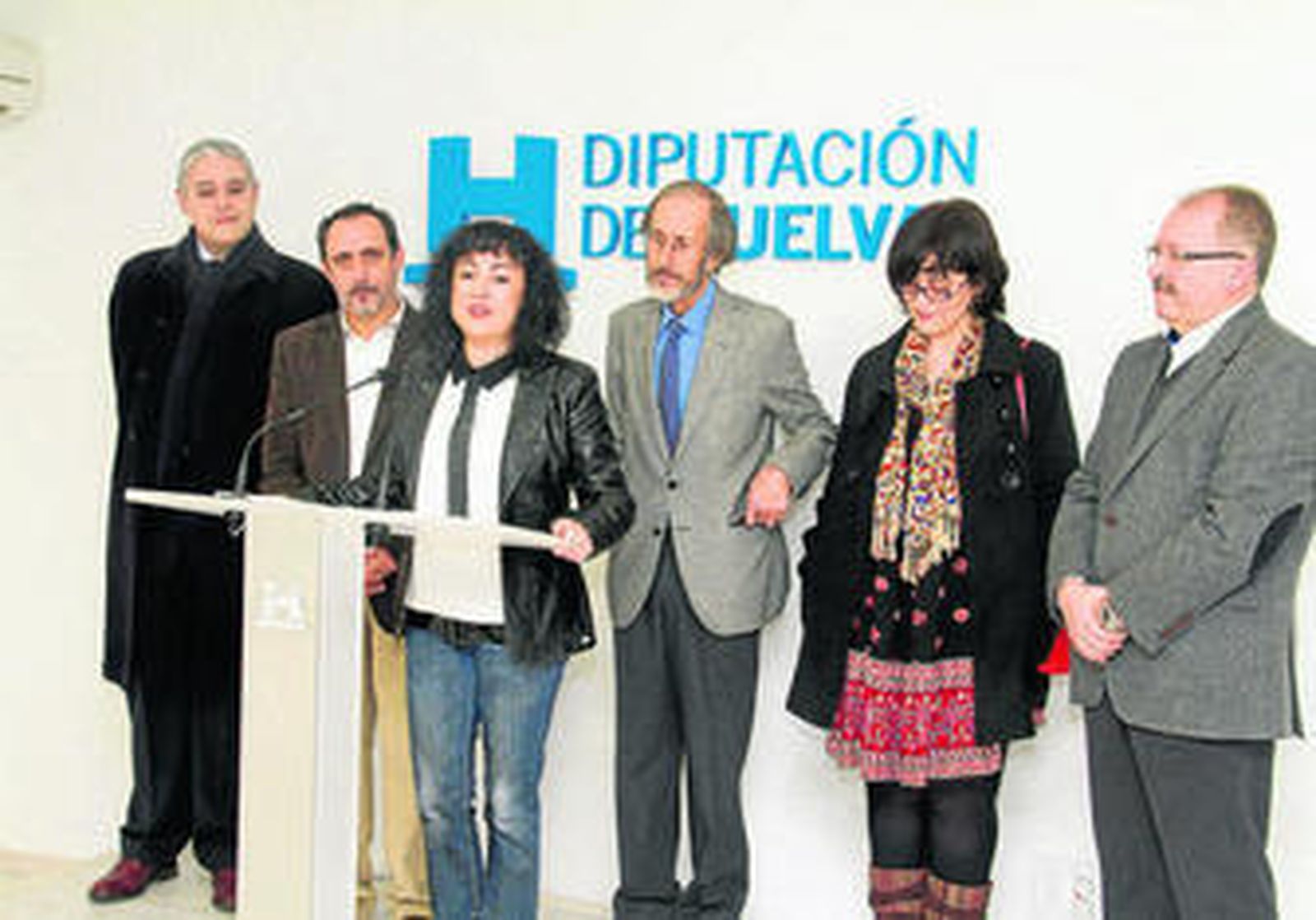 La diputada de Cultura, Elena Tobar, junto a los nietos del fallecido escritor, en la presentación de la nueva edición.