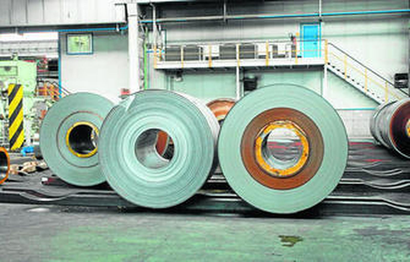 Bobinas de acero en el interior de la factoría de Acerinox Europa, el pasado febrero.