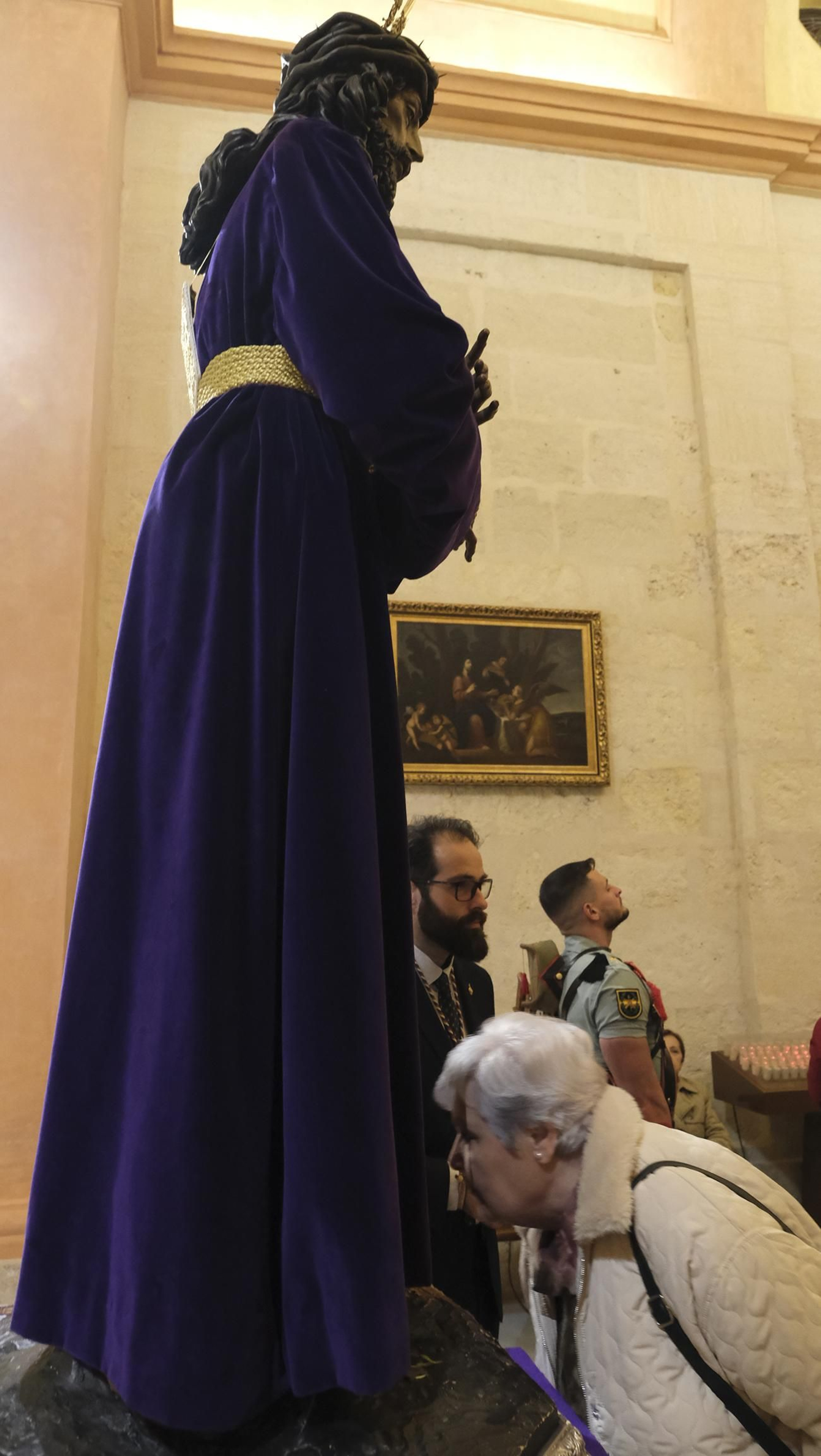 Imágenes del multitudinario besapiés del Cristo de Medinaceli en la Catedral de Almería