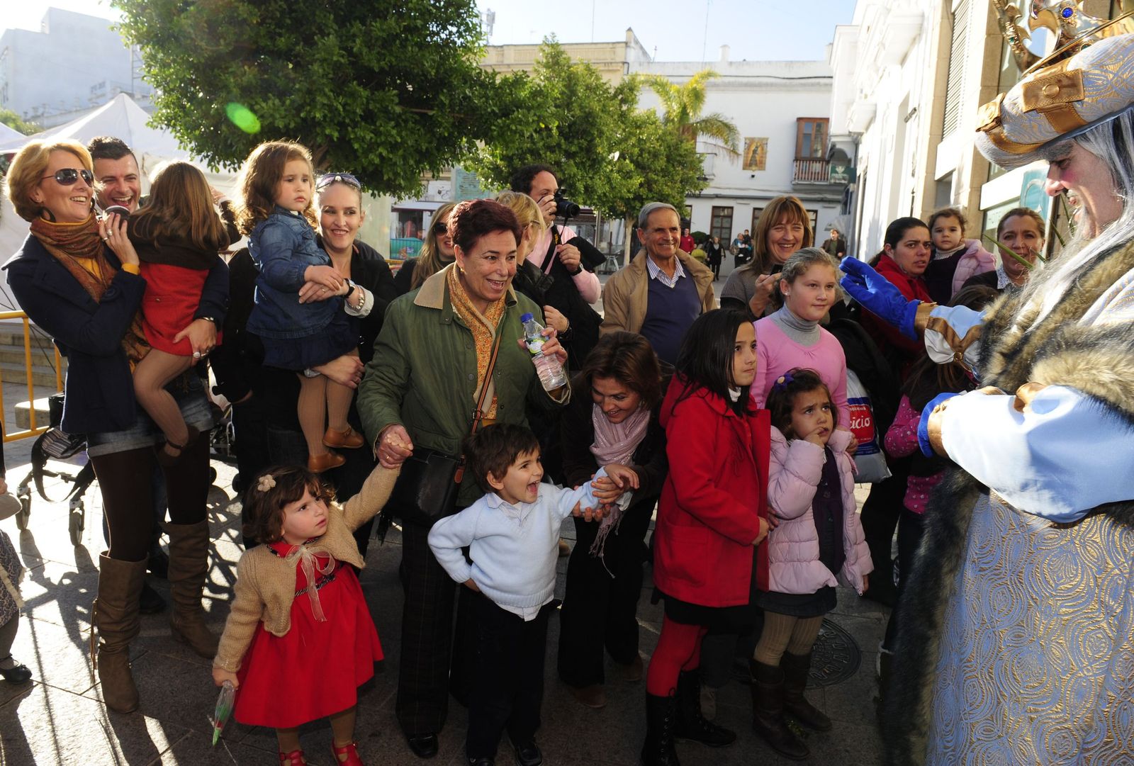 Niños entusiasmados al saludar al Rey Melchor cuando salía del hotel Salymar para salir en la cabalgata de 2012