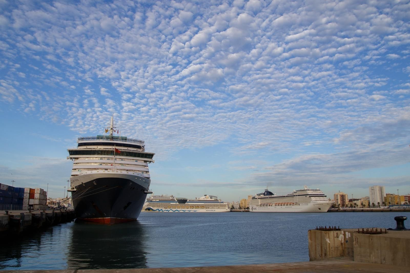 Tres grandes cruceros trajeron este miércoles hasta Cádiz a varios miles de turistas