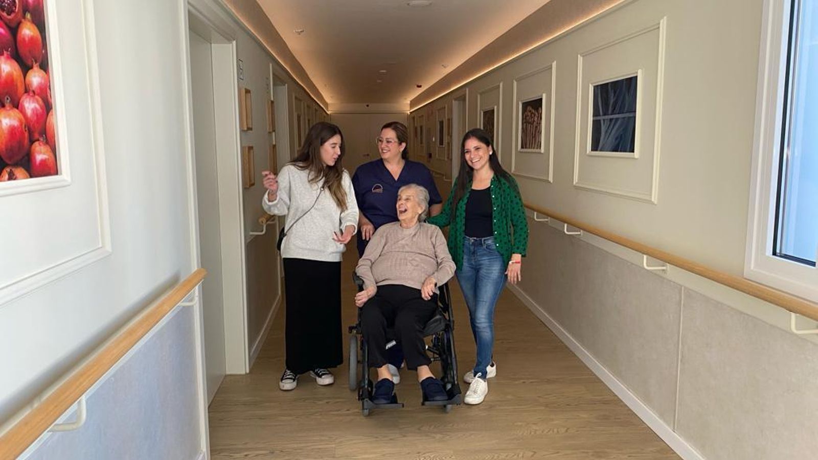 Dos de las participantes junto a una trabajadora y una residente del centro de mayores de Almuñécar Dos de las participantes junto a una trabajadora y una residente del centro de mayores de Almuñécar