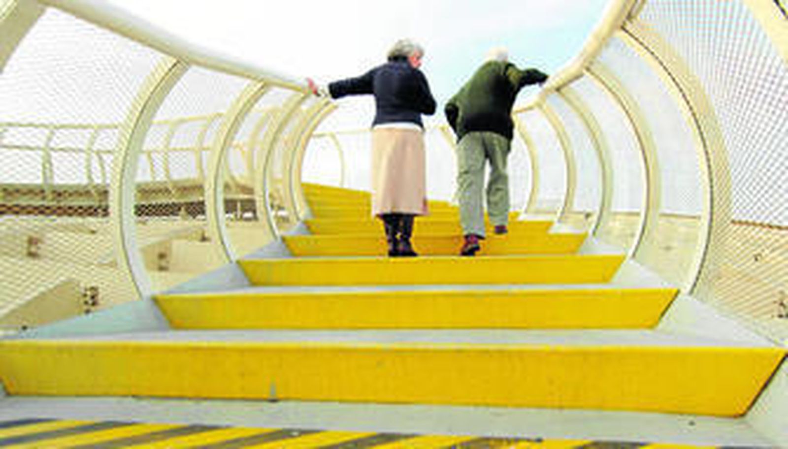 Dos personas suben con dificultad el tramo final de escalones del mirador Metropol Parasol, en la Encarnación.